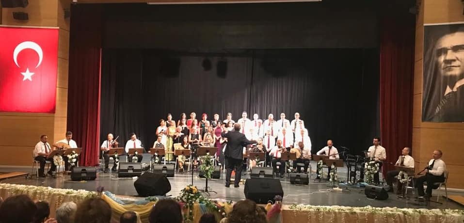 Yaz konserinde sahnede performans sergileyen koro ve orkestra.