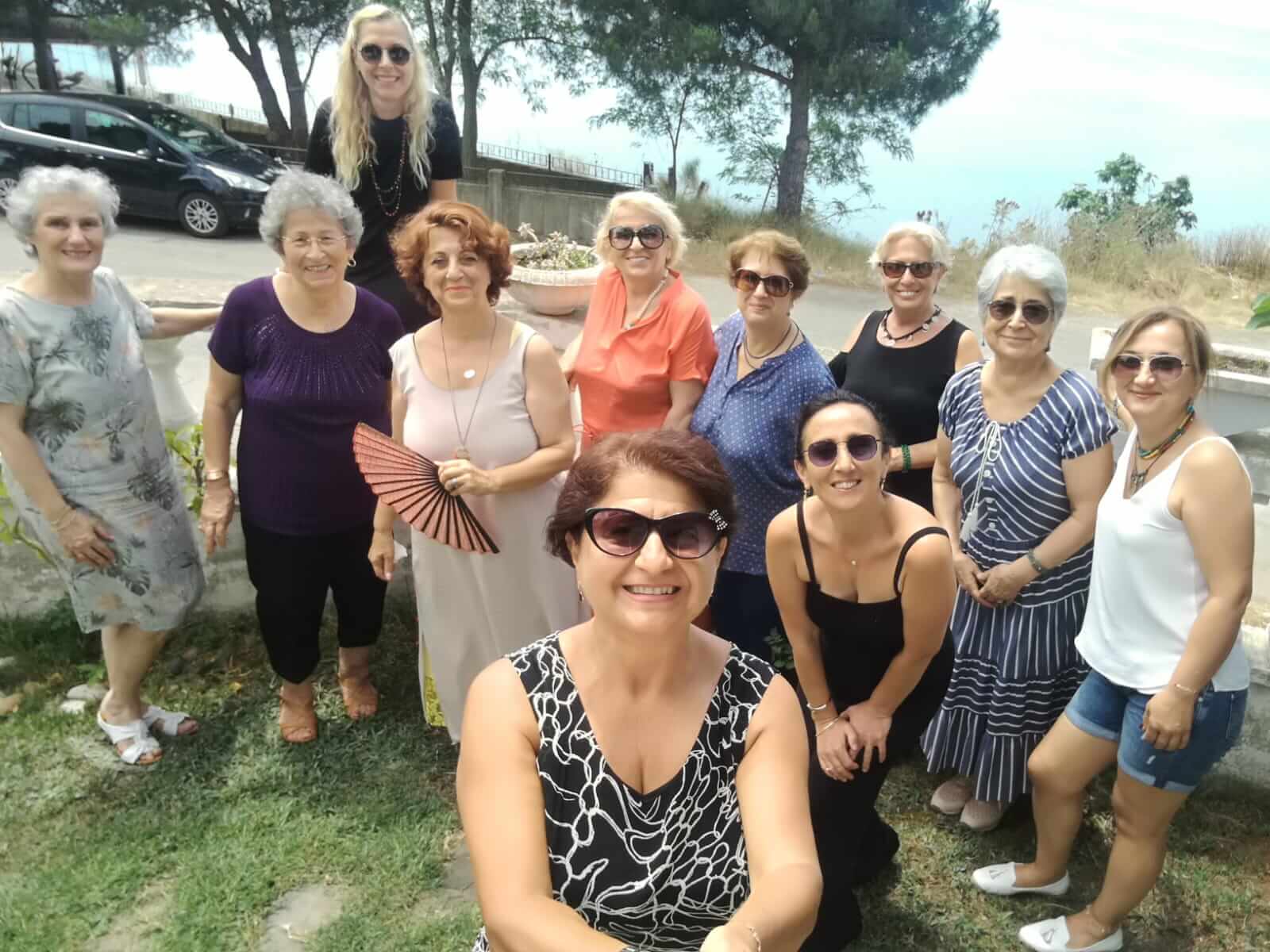 Zinos'ta dışarıda bir arada poz veren kalabalık bir kadın grubu.
