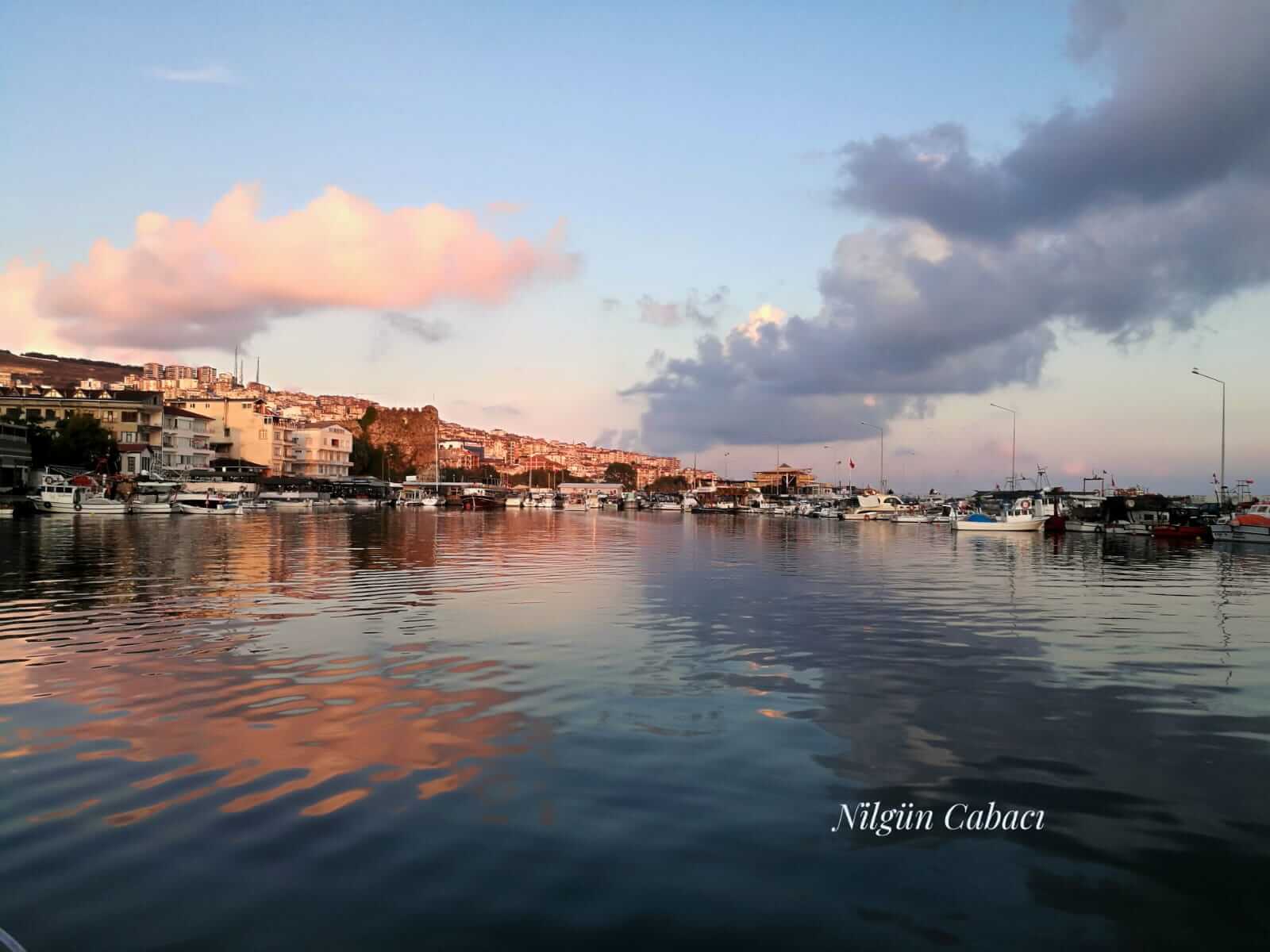 Sinop limanında gün batımı yansımaları.