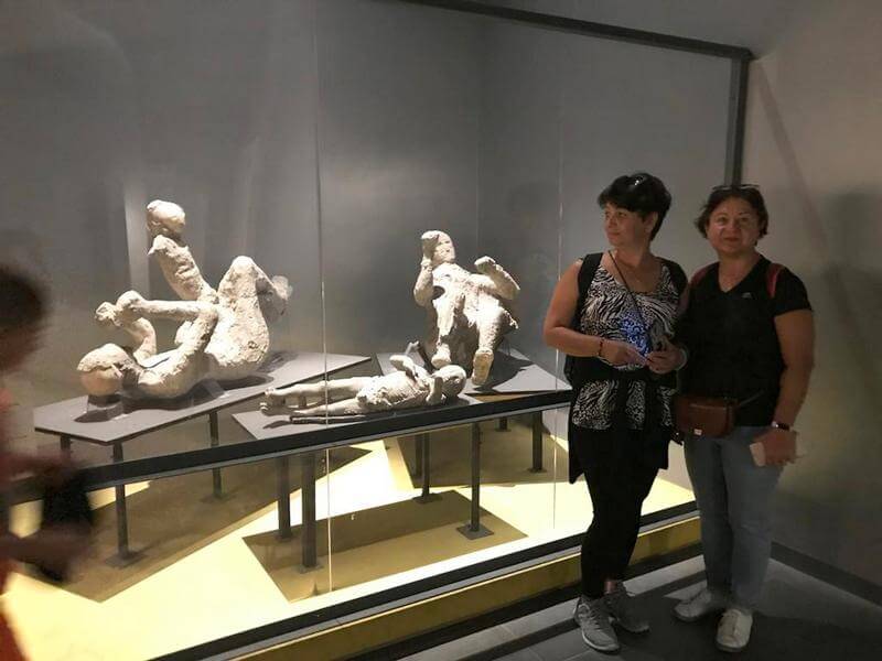 Pompei müzesinde sergilenen alçı insan kalıntıları.