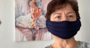 Lacivert örgü maske takan bir kadın.