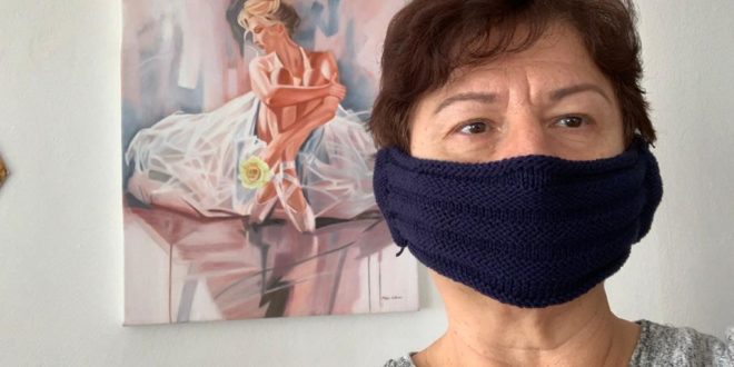 Lacivert örgü maske takan bir kadın.