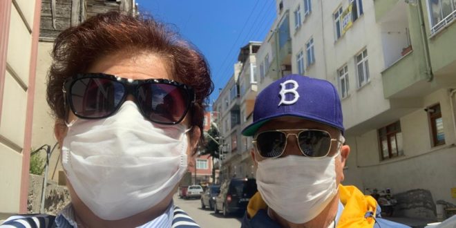 Sinop'ta korona günlerinde iki erkek maskeyle sokakta selfi çekiyor