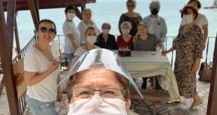 Sinop resim grubu deniz kenarındaki masada toplu selfi çekiyor