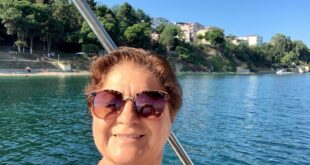 Kadın Sinop Bahçeler açıklarında tekne üzerinde güneş gözlüğüyle selfi çekiyor