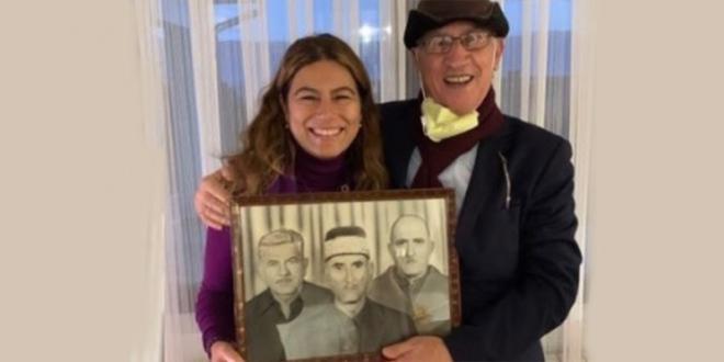 Kadın ve erkek eski aile fotoğrafını yakın plandan gösteriyor