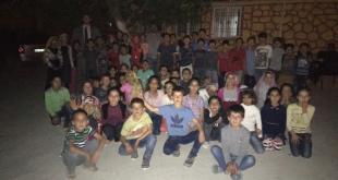 Gece dışarıda bir araya gelen kalabalık çocuk grubu