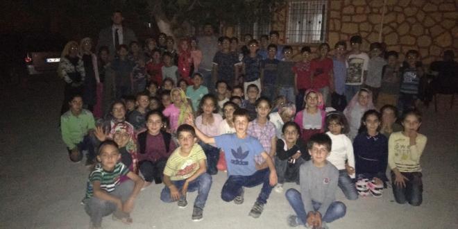 Gece dışarıda bir araya gelen kalabalık çocuk grubu