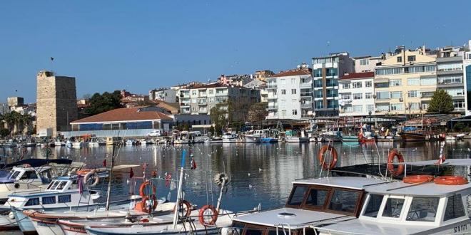 Sinop dalgakıranı önünde demirli tekneler ve liman manzarası