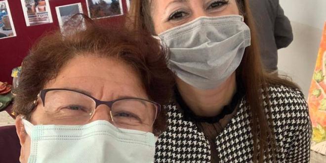 Sergide maskeli iki kadının yakın plan selfisi
