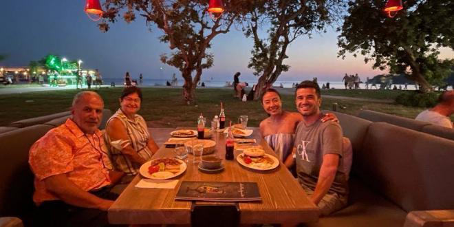 Fethiye'de Bella Gusto restoranında akşam yemeği masası
