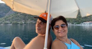 Fethiye'de teknede şemsiye altında oturan bir çift