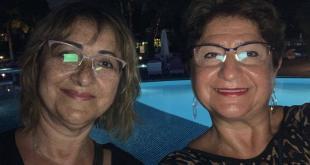 Calista Otel'de havuz başında gülümseyen iki kadın