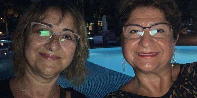 Calista Otel'de havuz başında gülümseyen iki kadın