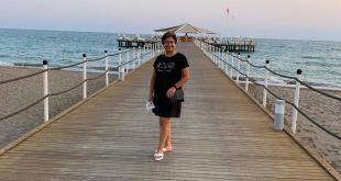 Antalya Calista Otel'in iskelesinde yürüyen kadın