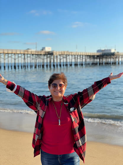 Amerika Balboa Island sahilinde kollarını açan kadın