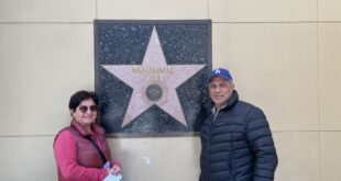 Amerika'da Hollywood Şöhret Yolu'nda yıldız önünde çift