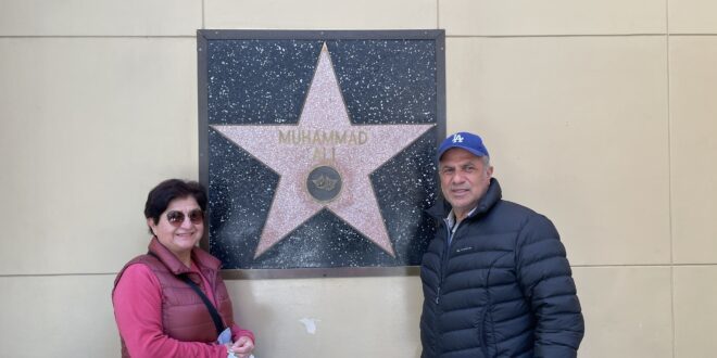 Amerika'da Hollywood Şöhret Yolu'nda yıldız önünde çift
