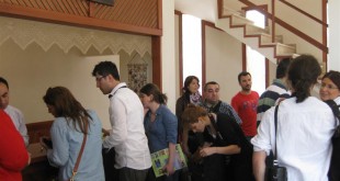 Merdivenli bir binada tezgâh önünde sıraya girmiş insanlar