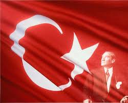 Üzerinde erkek portresi bulunan dalgalanan Türk bayrağı