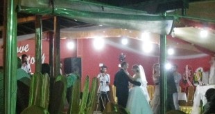Düğün salonunda dans eden gelin ile damat ve çekim yapan kameraman