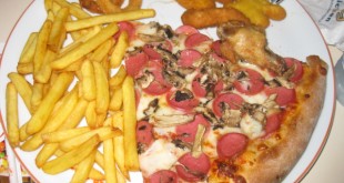 Tabakta pizza dilimi, patates kızartması ve soğan halkaları