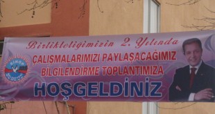 Binanın duvarına asılmış bilgilendirme toplantısı hoş geldiniz pankartı