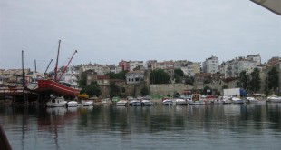 Sinop limanı, yamaçtaki evler ve tersanede duran kırmızı gemi