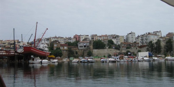 Sinop limanı, yamaçtaki evler ve tersanede duran kırmızı gemi