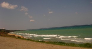 Sinop'ta dalgalı deniz, kumsal ve bulutlu gökyüzü