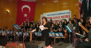Sinop'ta Türk sanat müziği konseri sahnesinde solist, koro ve saz heyeti