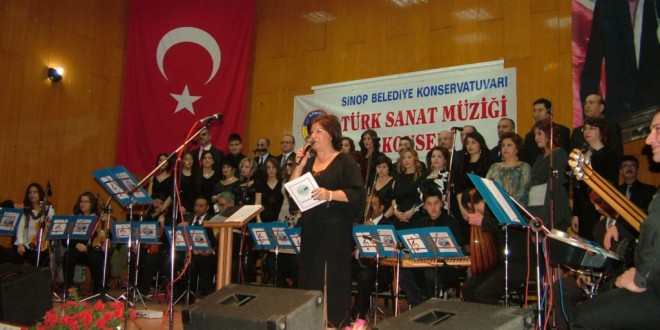 Sinop'ta Türk sanat müziği konseri sahnesinde solist, koro ve saz heyeti