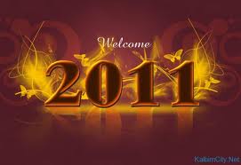 Turuncu ışıltılı zemin üzerinde "Welcome 2011" yazılı yeni yıl görseli